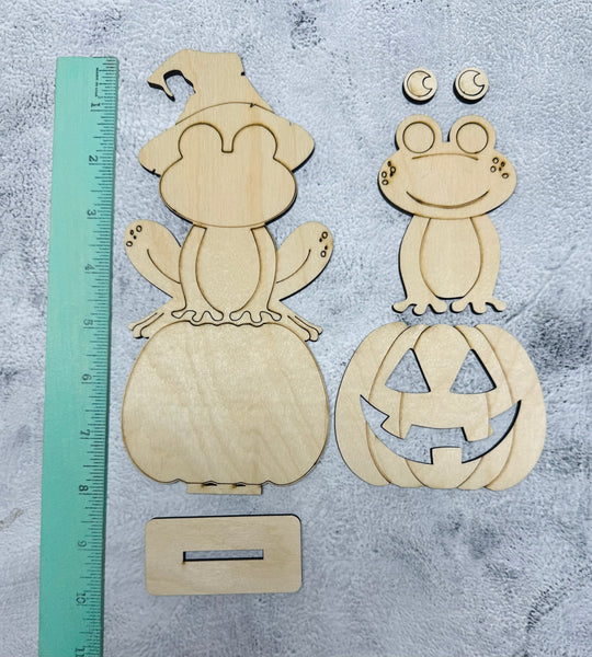 Frog sitting on a pumpkin standing DIY kit