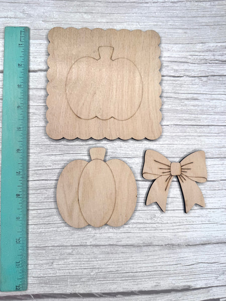 Scalloped square pumpkin sign