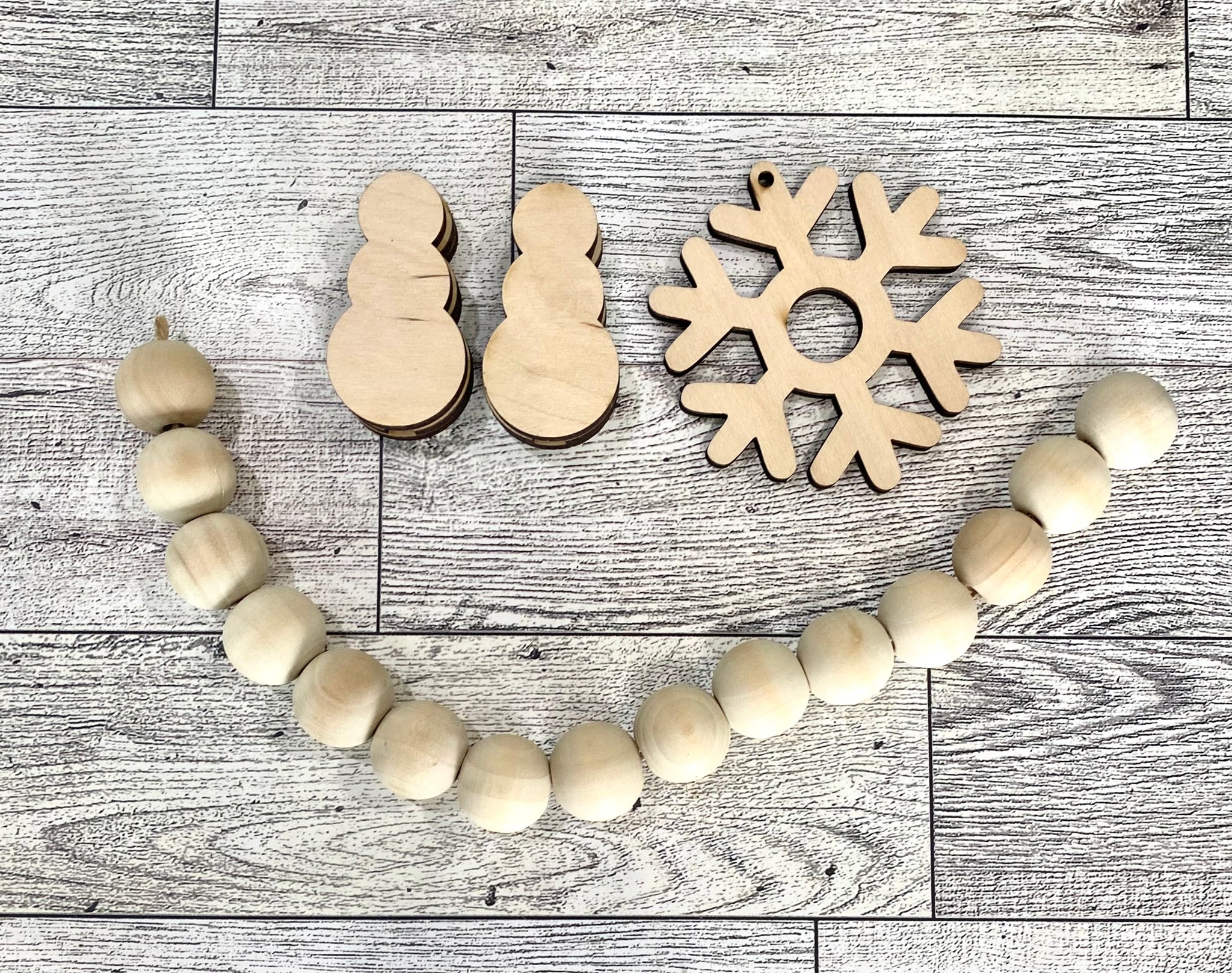Snowman beaded garland with 15 wood beads (20mm)